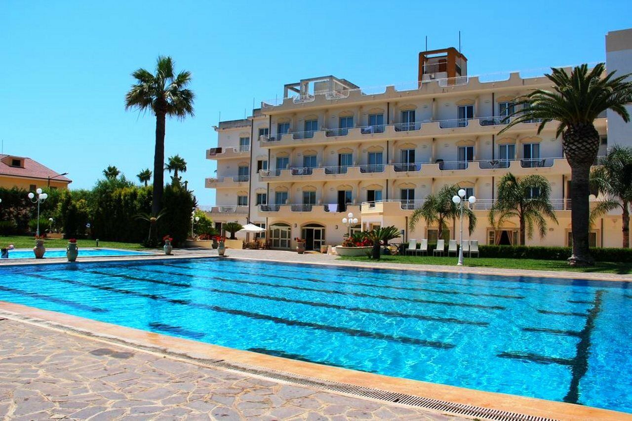 Club Hotel Kennedy Roccella Ionica Exterior foto